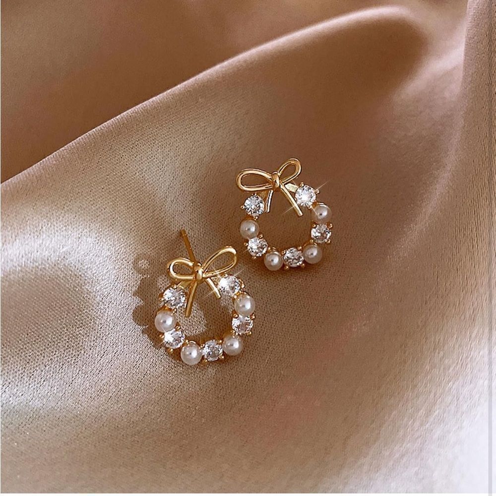 Pearly stud wreath earrings